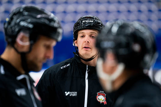 under en ishockeyträning med Malmö Redhawks J18/20