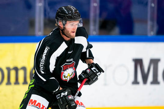 under en ishockeyträning med Malmö Redhawks J18/20