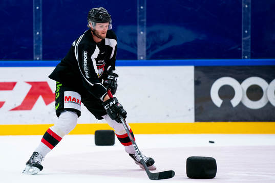 under en ishockeyträning med Malmö Redhawks J18/20