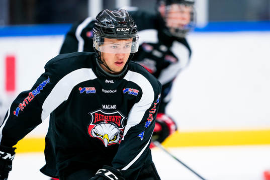 under en ishockeyträning med Malmö Redhawks J18/20