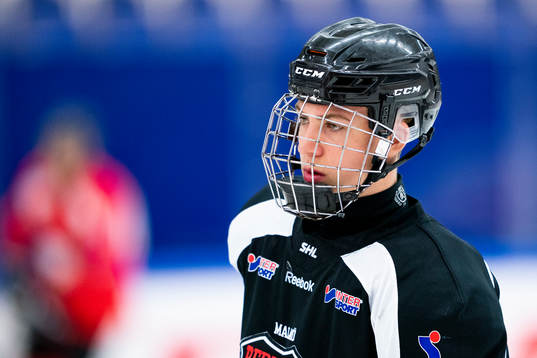 under en ishockeyträning med Malmö Redhawks J18/20