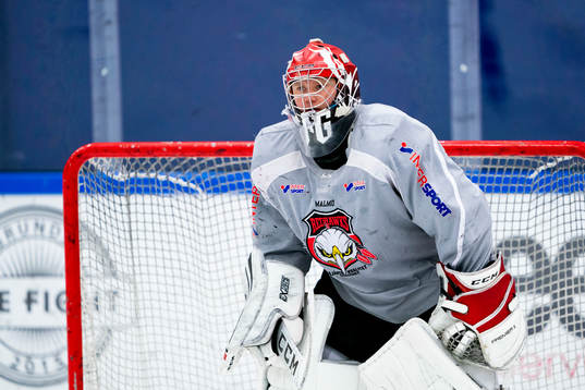 under en ishockeyträning med Malmö Redhawks J18/20