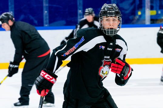 under en ishockeyträning med Malmö Redhawks J18/20