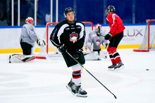 under en ishockeyträning med Malmö Redhawks J18/20