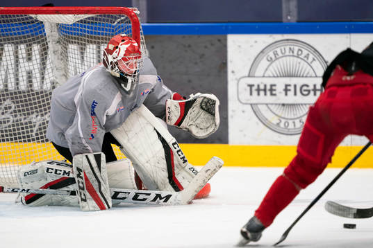under en ishockeyträning med Malmö Redhawks J18/20