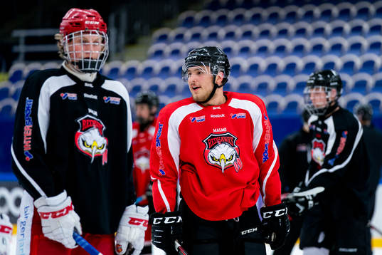 under en ishockeyträning med Malmö Redhawks J18/20