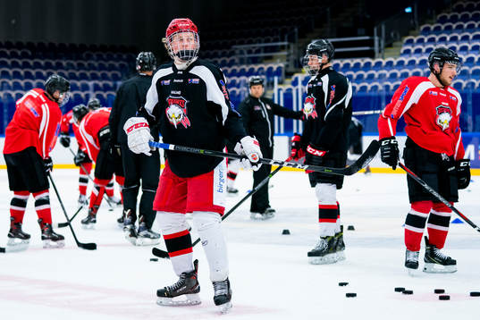 under en ishockeyträning med Malmö Redhawks J18/20