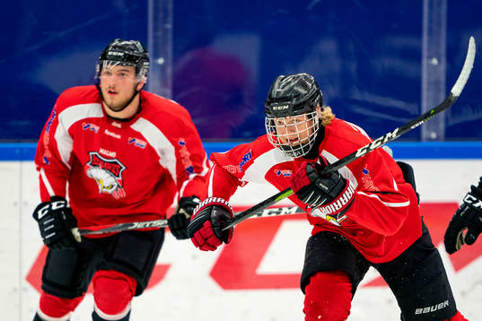 under en ishockeyträning med Malmö Redhawks J18/20