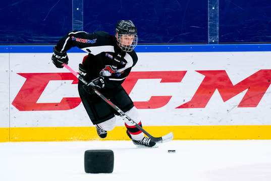 under en ishockeyträning med Malmö Redhawks J18/20