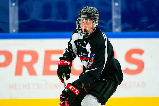 under en ishockeyträning med Malmö Redhawks J18/20