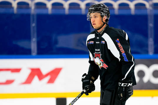 under en ishockeyträning med Malmö Redhawks J18/20