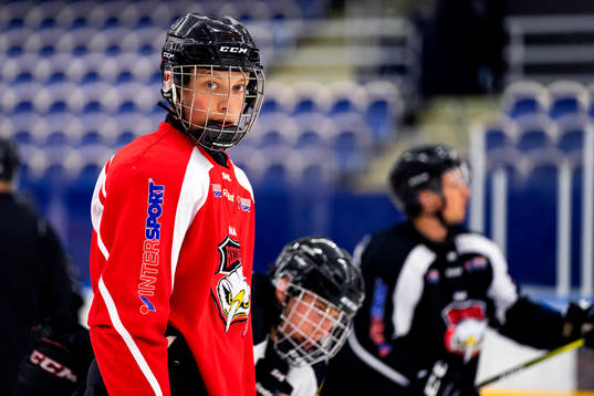 under en ishockeyträning med Malmö Redhawks J18/20