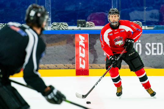 under en ishockeyträning med Malmö Redhawks J18/20