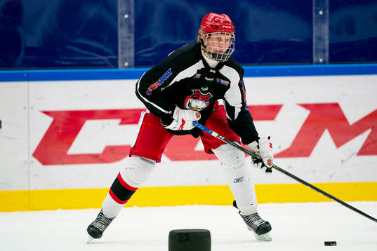 under en ishockeyträning med Malmö Redhawks J18/20