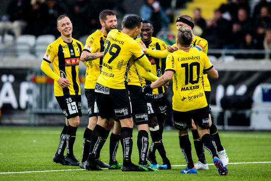 Häckens Alexander Faltsetas jublar med lagkamrater