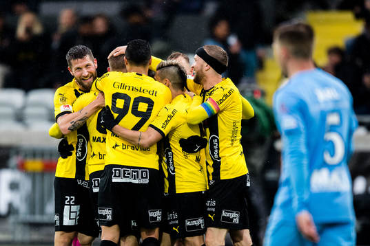 Häckens Alexander Faltsetas jublar med lagkamrater