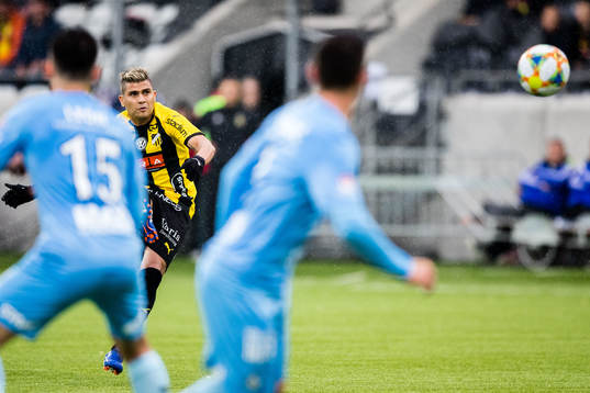 Häckens Paulinho skjuter frispark