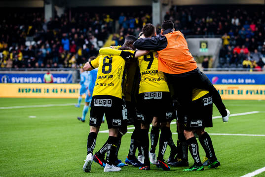 Häckens spelare jublar