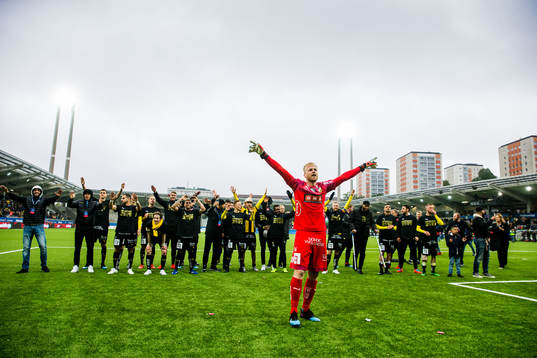 Häckens spelare jublar