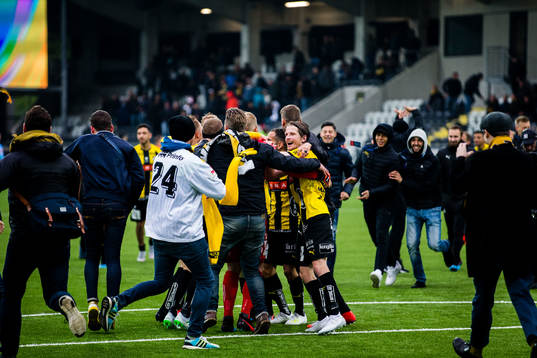 Häckens spelare jublar
