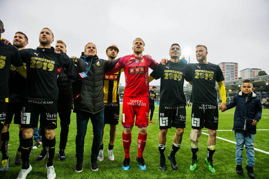 Häckens spelare jublar