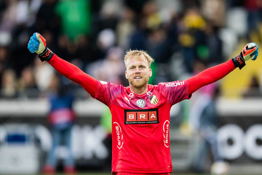 Häckens målvakt Peter Abrahamsson jublar