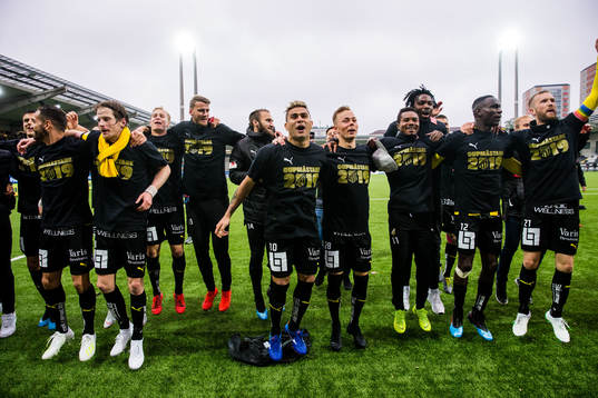 Häckens spelare jublar