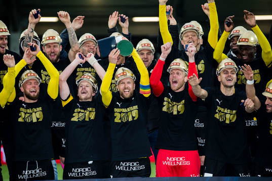 Häckens spelare lyfter pokalen