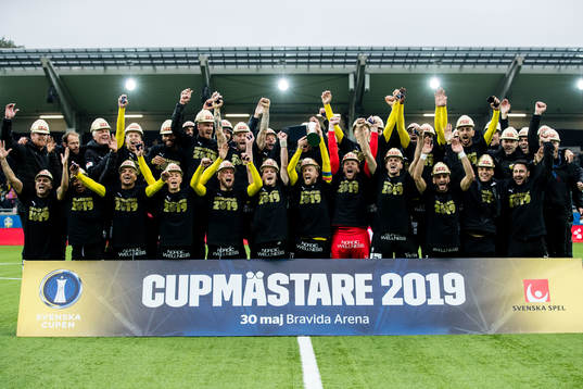 Häckens spelare lyfter pokalen