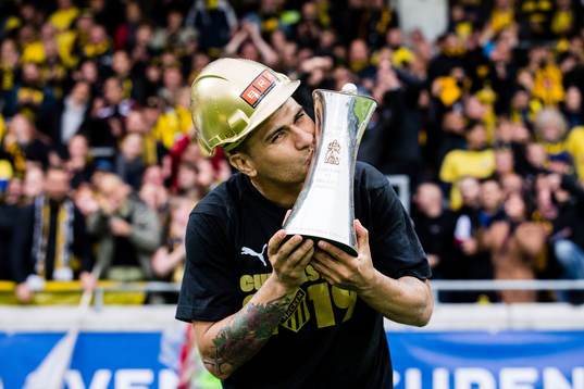 Häckens Paulinho jublar med pokalen