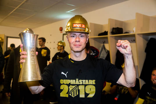 Häckens Adam Andersson jublar med pokalen
