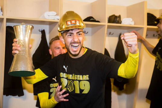 Häckens Daleho Irandust jublar med pokalen