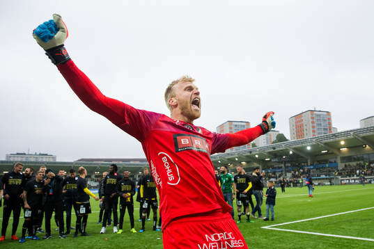 Häckens målvakt Peter Abrahamsson jublar