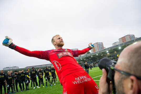 Häckens målvakt Peter Abrahamsson jublar