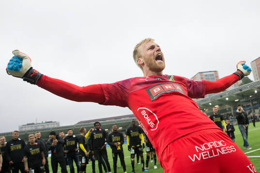 Häckens målvakt Peter Abrahamsson jublar