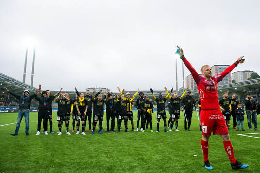 Häckens målvakt Peter Abrahamsson firar och jublar med