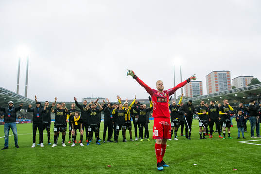 Häckens målvakt Peter Abrahamsson firar och jublar med