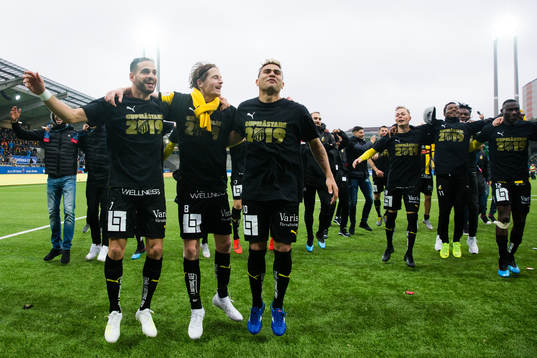 Häckens Mervan Celik, Erik Friberg och Paulinho  jublar