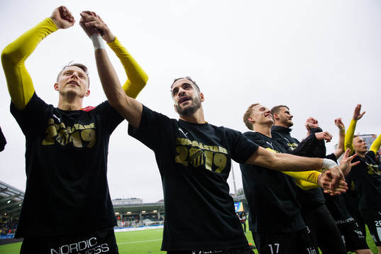 Häckens Viktor Lundberg och Mervan Celik jublar