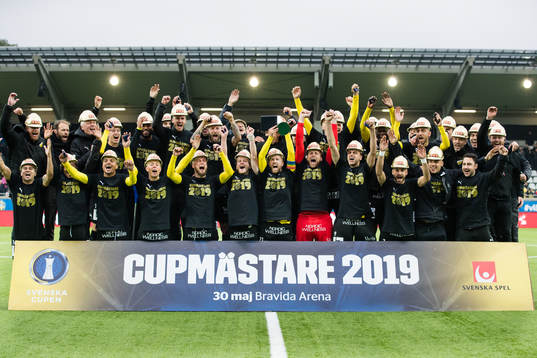 Häcken firar med pokalen