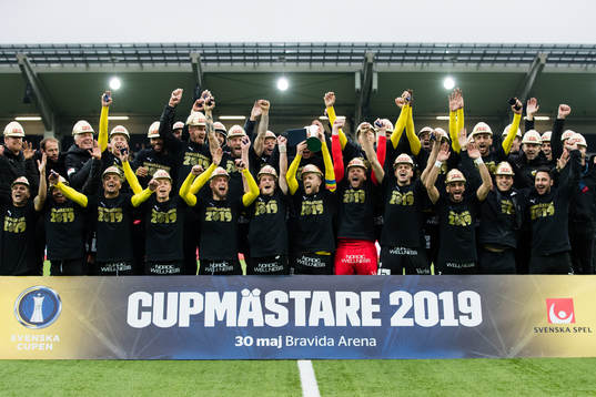Häcken firar med pokalen