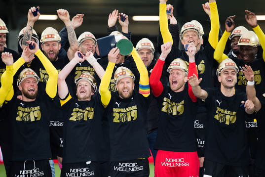Häckens Rasmus Lindgren lyfter pokalen