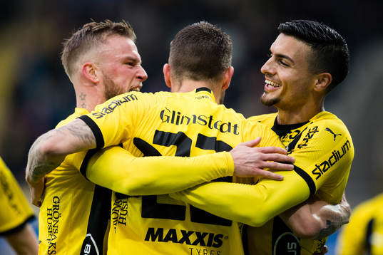 Häckens Joona Toivio jublar med lagkamrater
