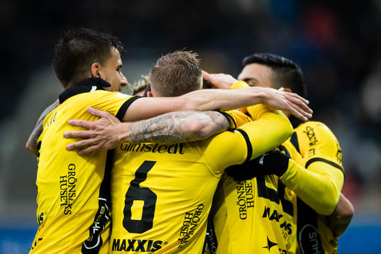 Häckens Joona Toivio jublar med lagkamrater
