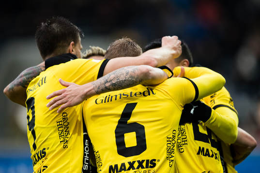 Häckens Joona Toivio jublar med lagkamrater
