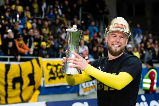 Häckens Alexander Faltsetas jublar med pokalen