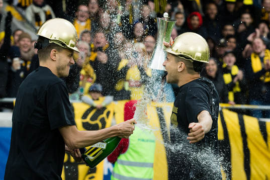 Häckens Alexander Jeremejeff och Paulinho jublar med
