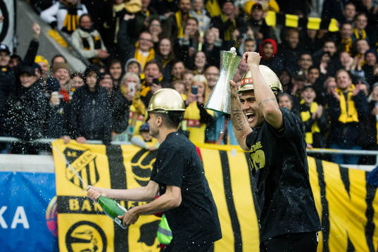 Häckens Alexander Jeremejeff och Paulinho jublar med