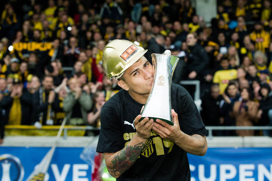 Häckens Paulinho jublar med pokalen