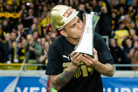 Häckens Paulinho jublar med pokalen